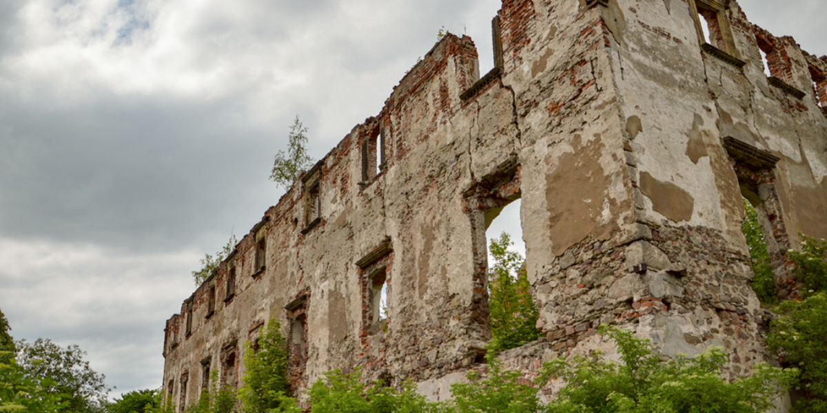 Ruiny zamku Grodztwo (niem. Schloss Kreppelhof). 2015 r